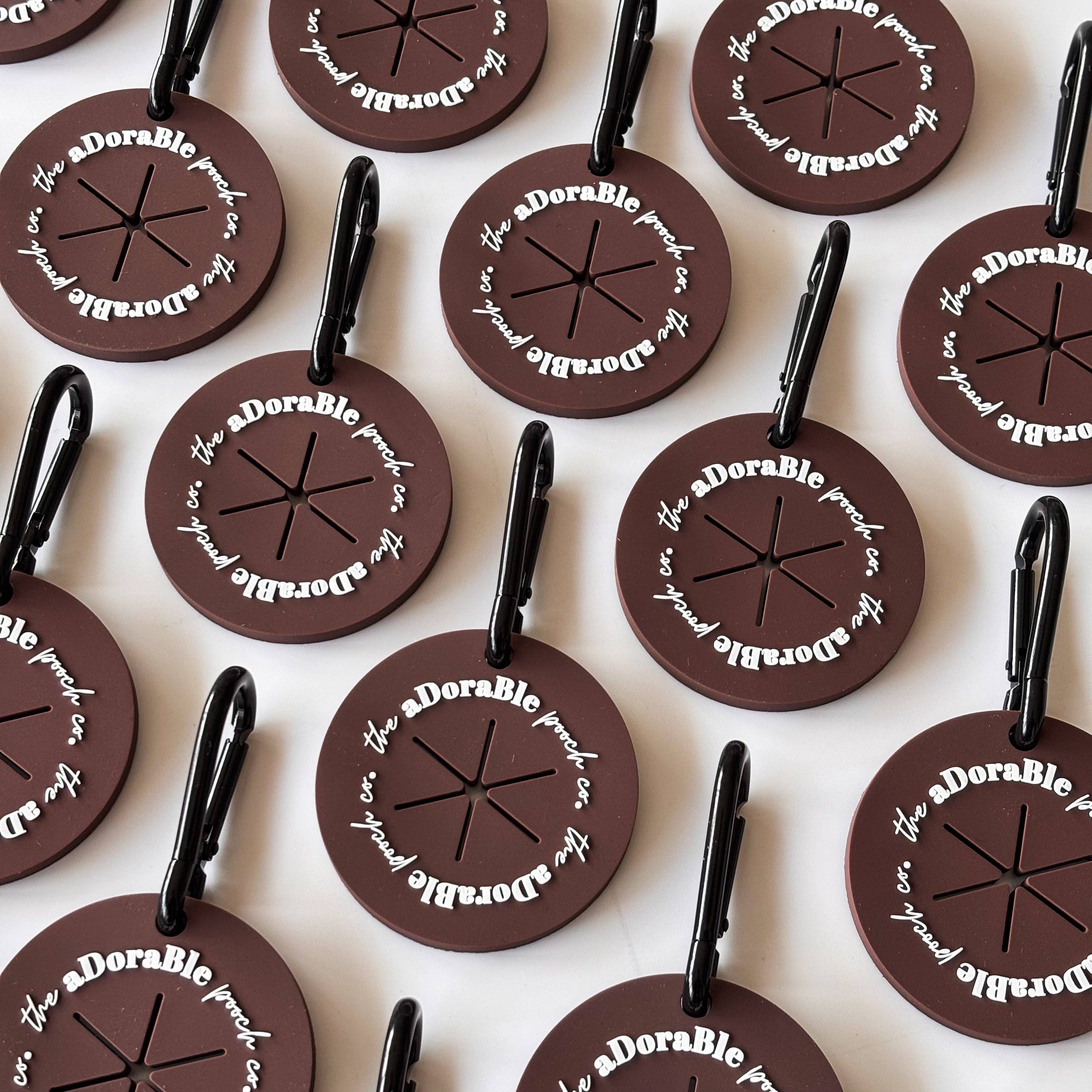 The aDoraBle Pooch Company – Engroshandel Hundeposedispenser – Hundeposeholder - Chokolade - The aDoraBle Pooch Company0