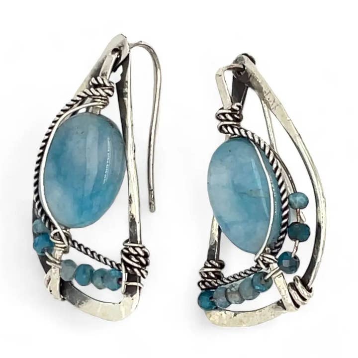Boucles d'oreilles poste en larimar fleur d'hortensia E83484 pour la vente par Art by any Means Jewelry