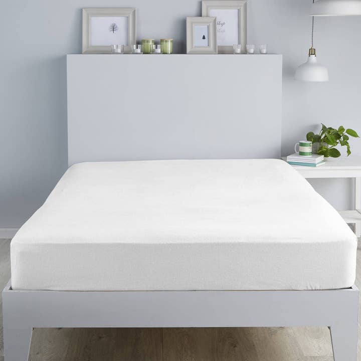 UW Home – wholesale Fitted sheets – 100% Brushed Cotton 28cm Fitted Bed Sheet by Fusion in White