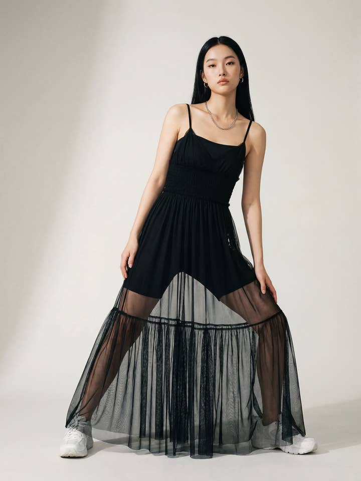 Abito con sovrapposizione trasparente e spalline sottili per la vendita all'ingrosso da parte di Simple Moderne