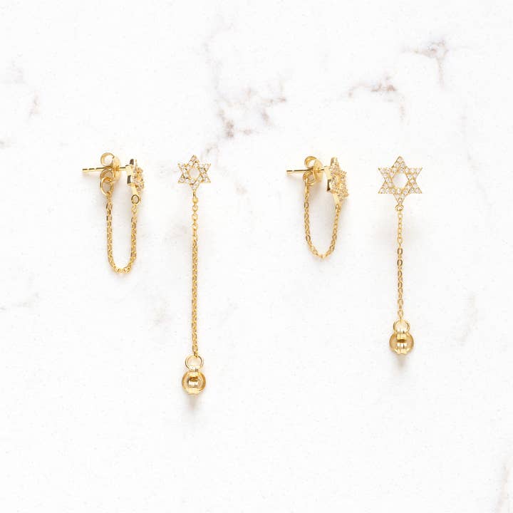 ✨ Boucles d'oreilles clous à chaîne pendante Étoile de David – Accents CZ ✨ pour la vente par Stitch and Stone