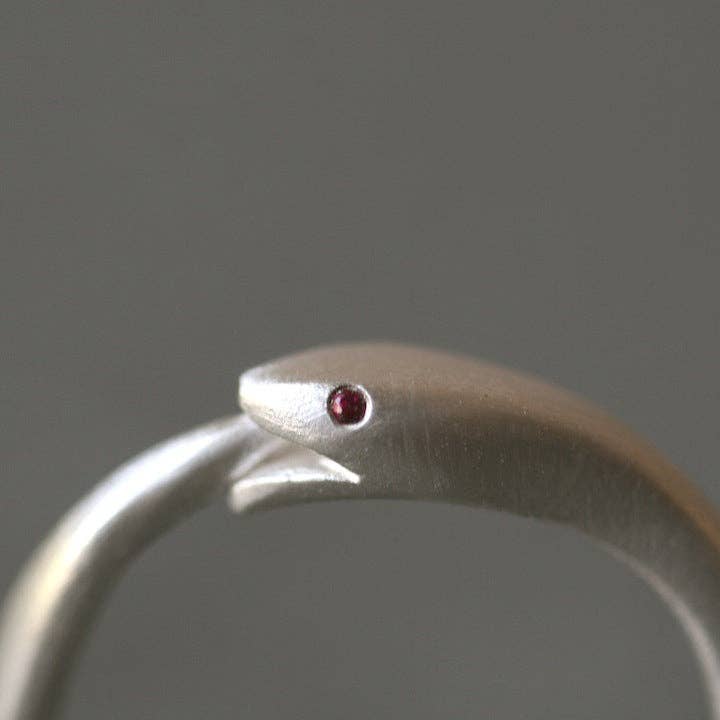 Ouroboros Schlangenring aus Sterlingsilber mit Edelsteinen für den Großhandel von Michelle Chang