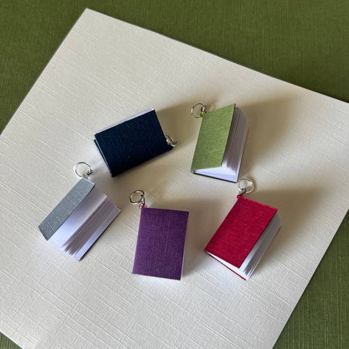 Sageware - Venta al por mayor Collares con colgantes/abalorios - Colgante tipo libro en miniatura