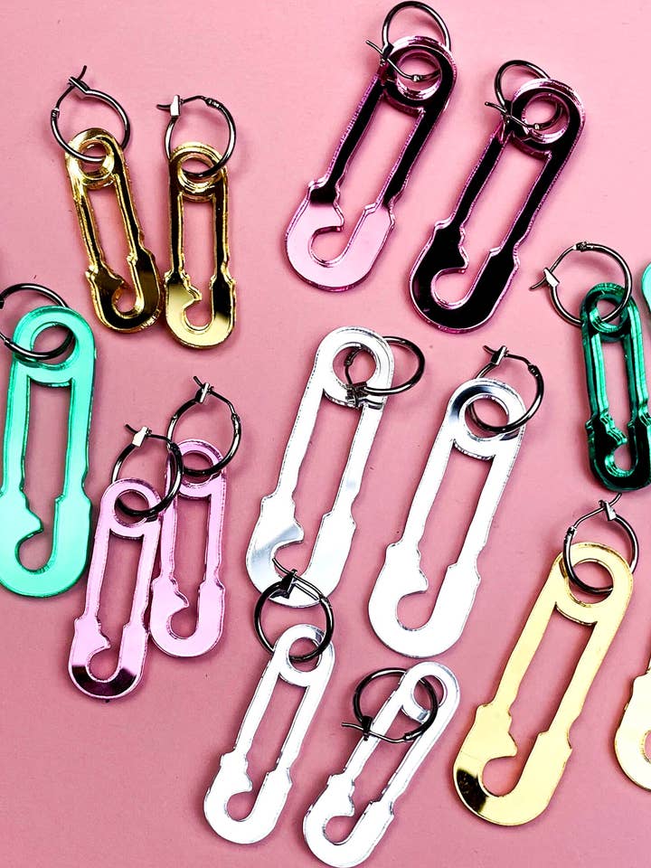 Strålande reflektioner Safety Pin Hoop Se för wholesale av Fairly Odd Shop