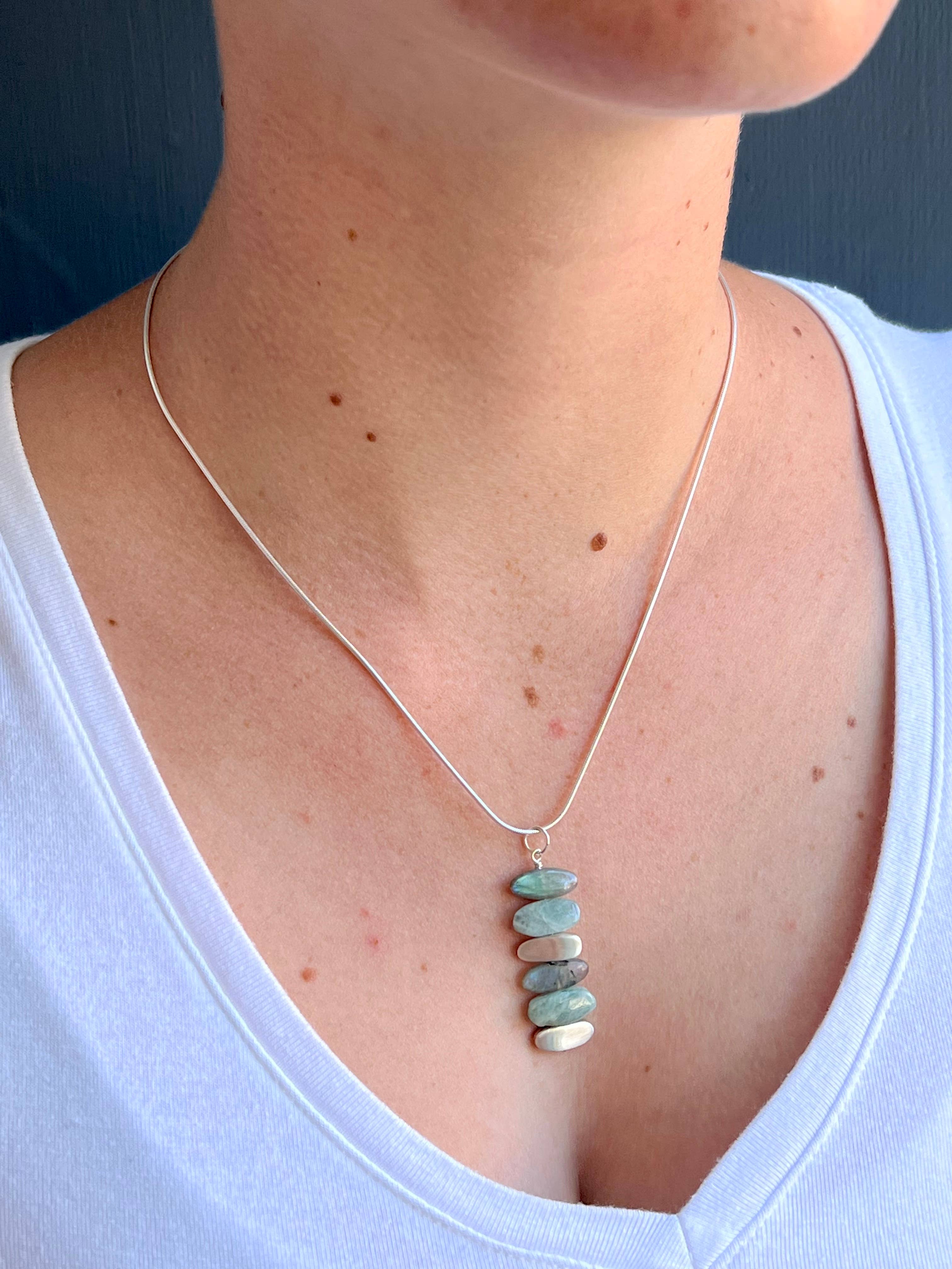 Philippa Roberts – Großhandel Kette mit Anhänger/Charm – Labradorit- und Aqua-Halskette mit Nuggets in Silber oder Vergoldung.2