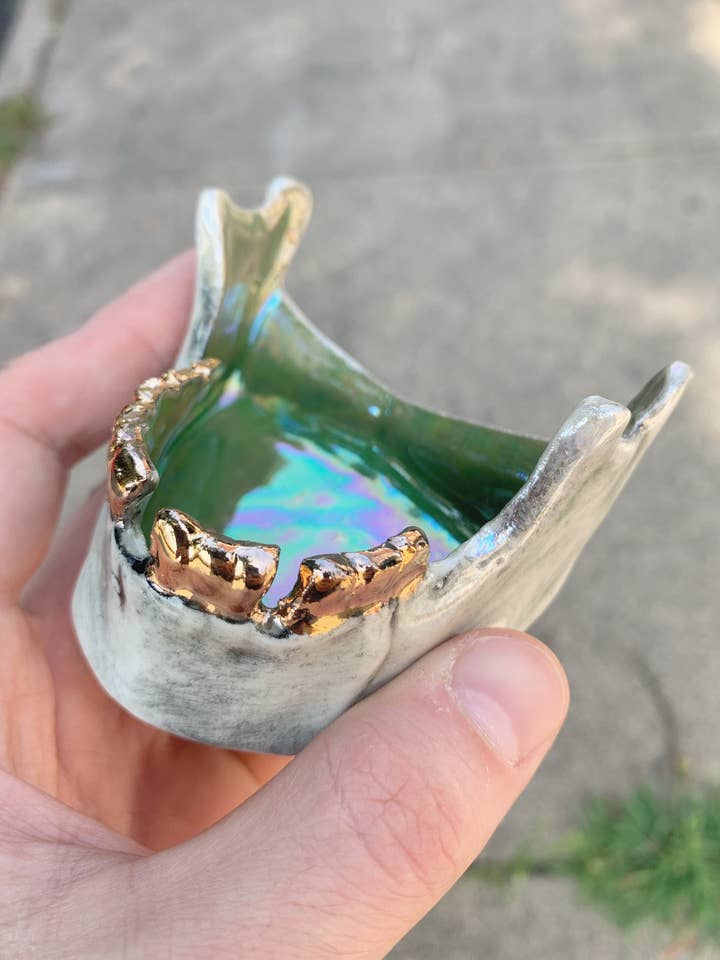 Handgefertigtes Englisches Porzellan-Tablett mit Goldglanz für den Großhandel von Wrong World Ceramics