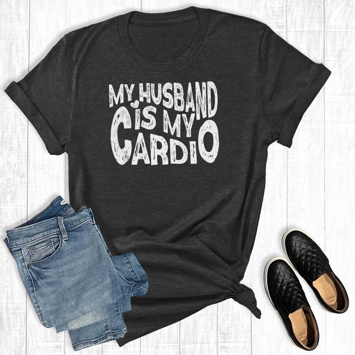 T-shirt imprimé My Husband Is My Cardio pour la vente par The Way Down South