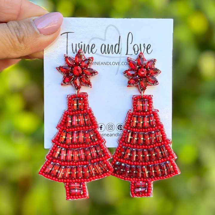 Boucles d'oreilles ornées de bijoux en forme de sapin de Noël rouge pour la vente par Twine and Love