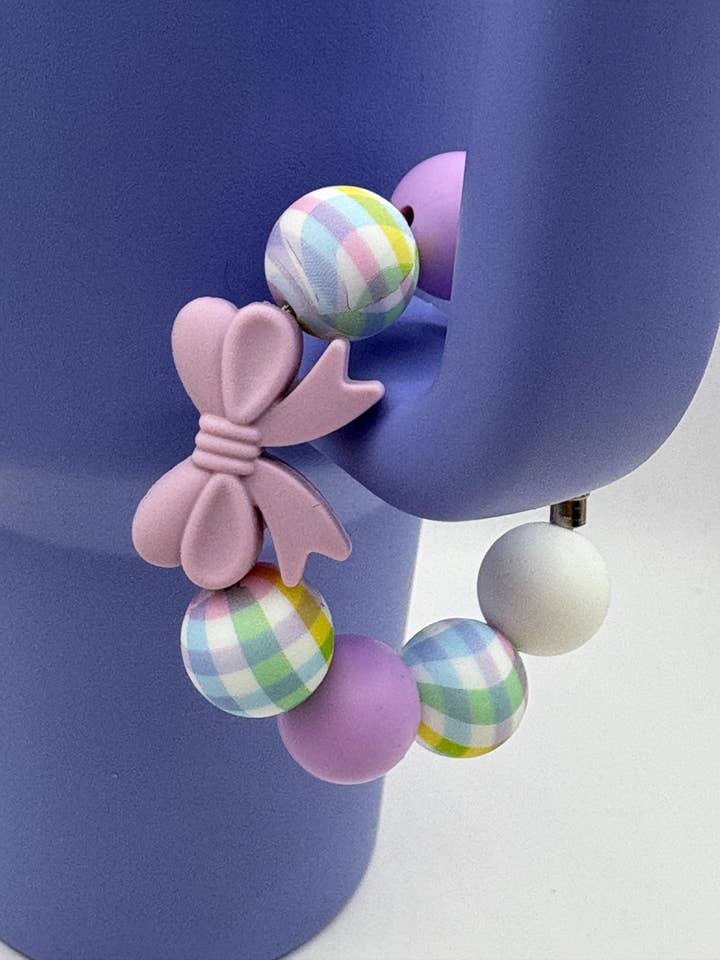 Charme de tasse perlé à carreaux avec nœud violet - charme de poignée de tasse - charme de gobelet - accessoires pour la vente par ASAP Craft Supplies