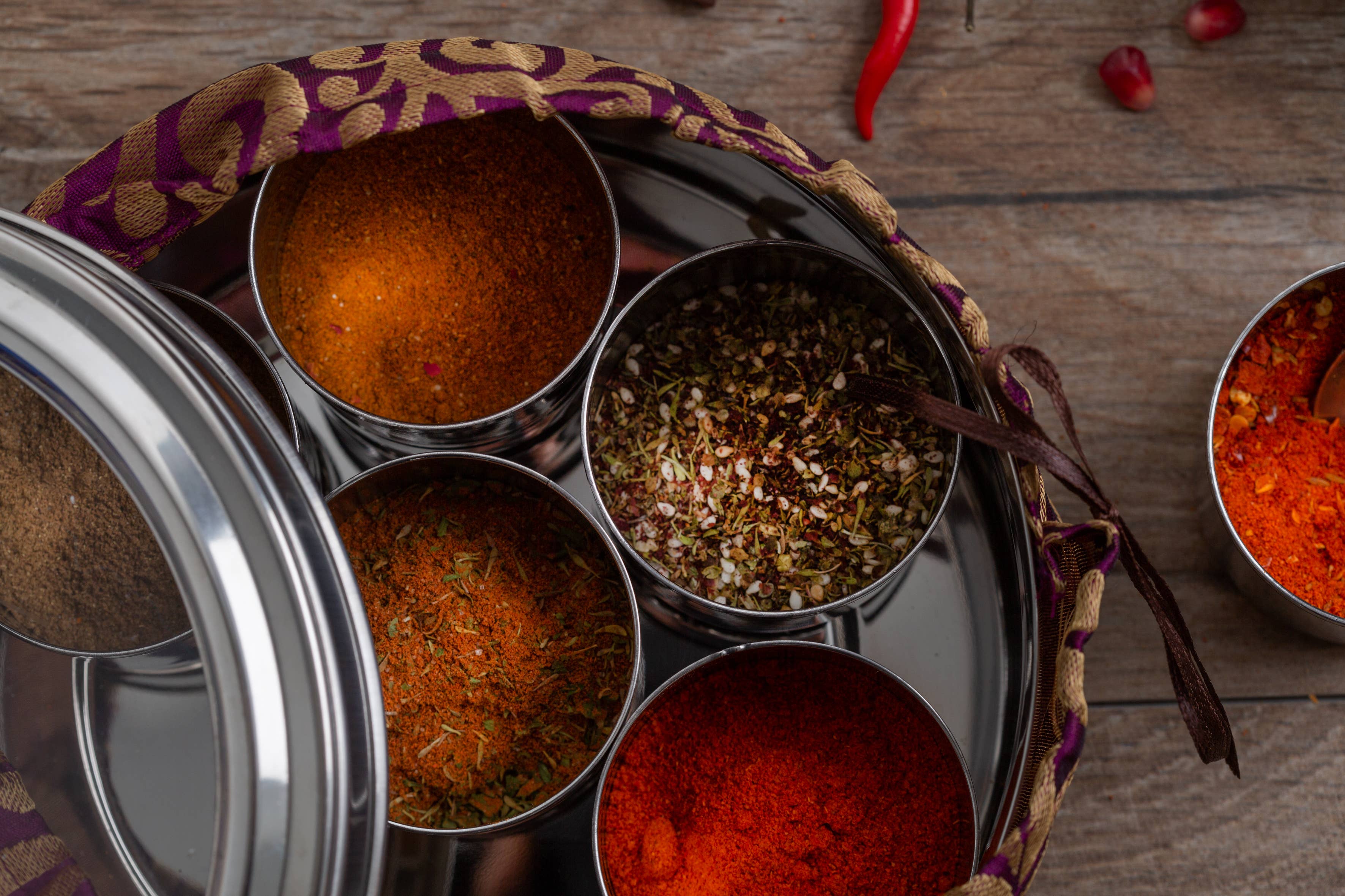 Spice Kitchen - Wholesale Dried Spice Mix - World Spice Tin Blends & Rubs and Silk Sari Wrap11