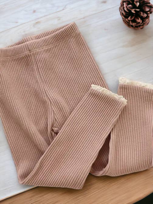 Annie & Charles – wholesale Modeleggings – Barn – Annie & Charles® ekologiska babyleggings med volang och ribbad struktur4
