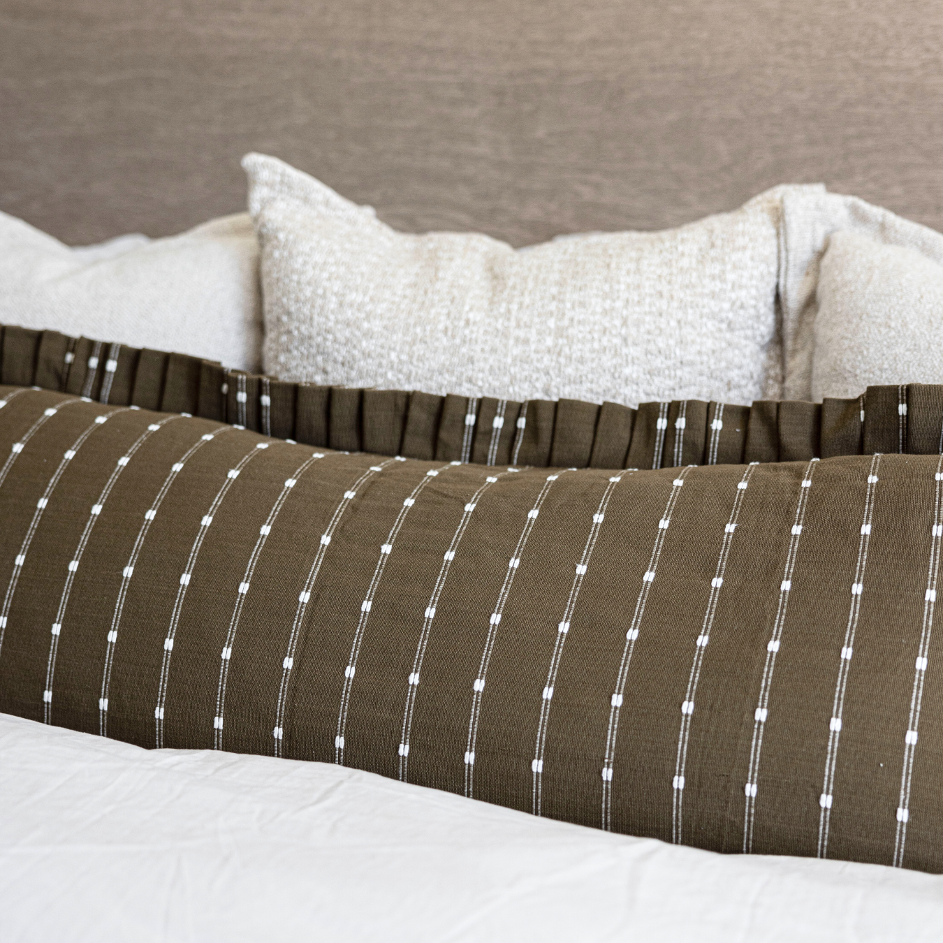 Luxe B Co – wholesale Prydnadskuddfodral – Rynkad bolsterkuddfodral mörk olivgrön broderi2