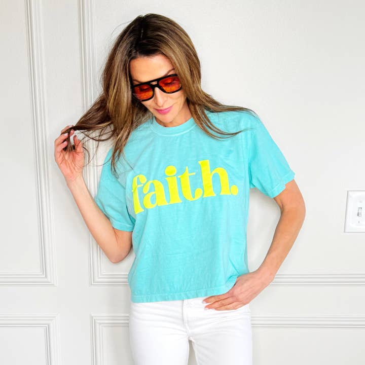 Poppy & Pine – wholesale T-shirts med screentryck – Dam – Puff Neon Faith. Kort topp