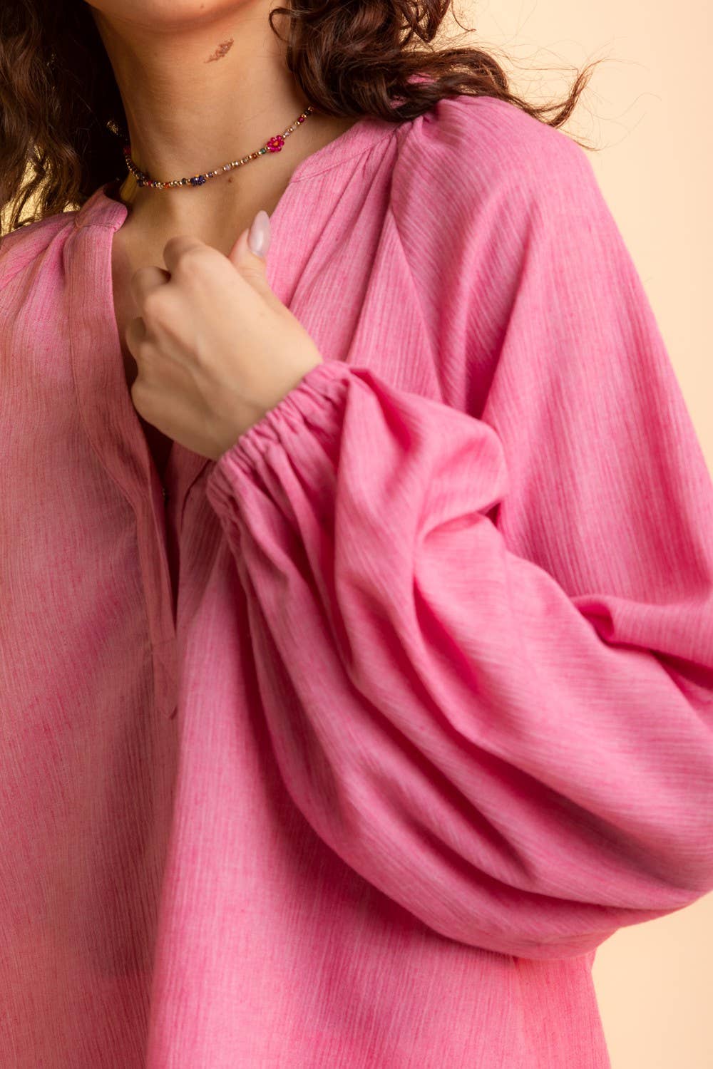 VERY J – Großhandel Bluse – Damen – LT25429-gewebte Mullbluse mit V-Ausschnitt10