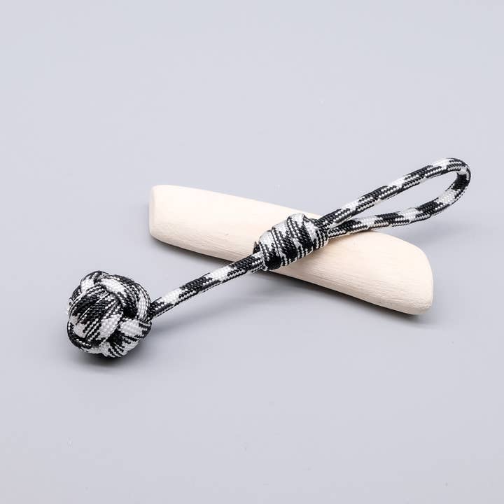 La Fabrique du Noeud – Engroshandel Nøglering - Unisex – „Monkey Fist“ Paracord Nøglering Flerfarvet Sort Hvid