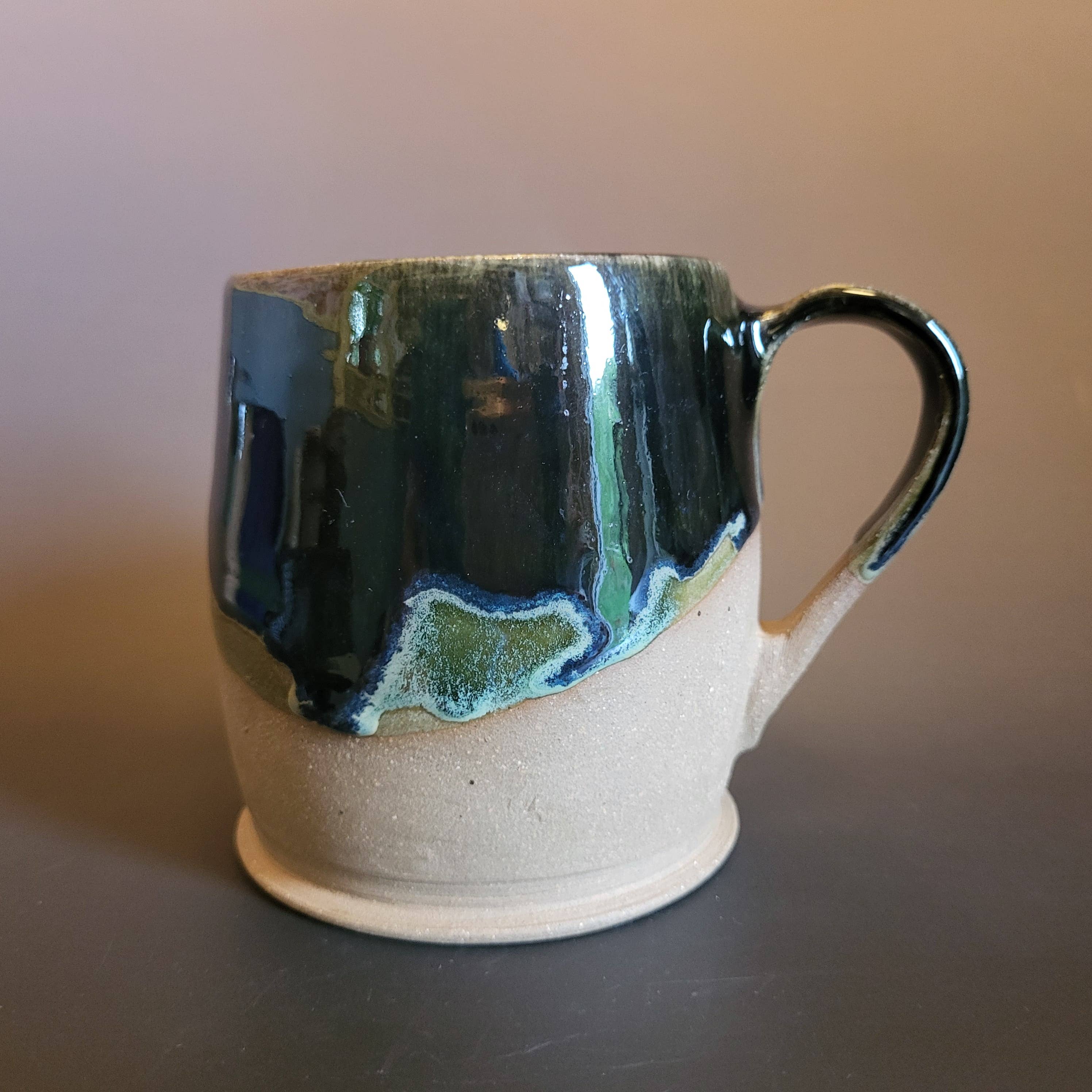 Divine Vessels Pottery - Wholesale Koffiemok - Bigfoot mok en bergen met donkergroene glazuur3