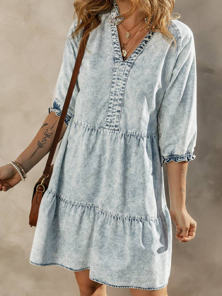 Robe en jean évasée à manches mi-longues rétro Zaylee Acid Wash pour la vente par Threaded Pear