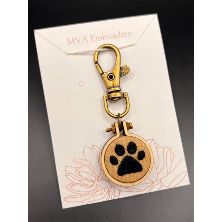 MVA Embroidery – wholesale Nyckelringar - Dam – Handbroderad tassavtryck nyckelring