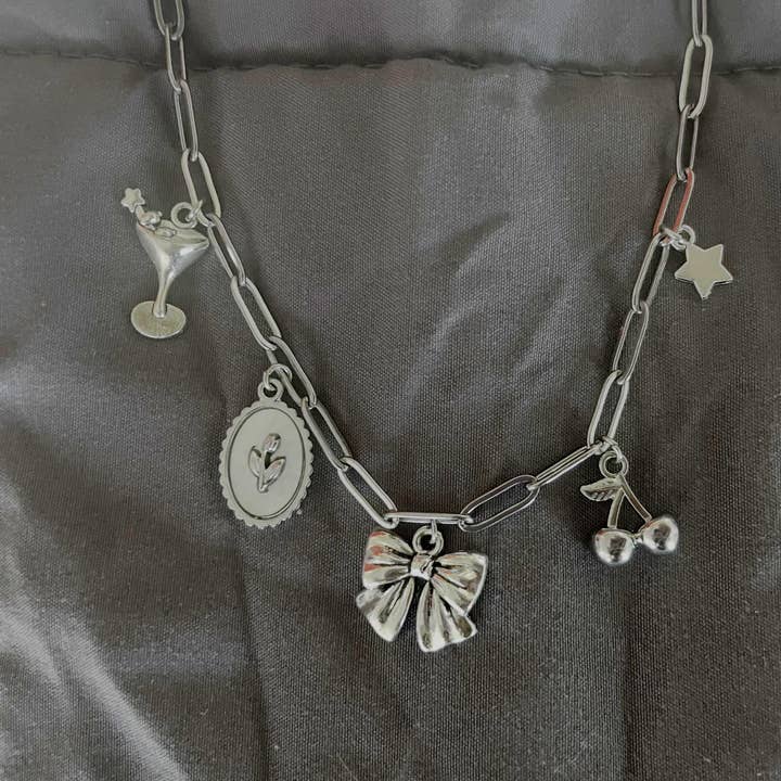 Liefling Bedelketting: Zilveren Strik, Kers, Tulp, Martini Bedels voor wholesale door Predictable Art