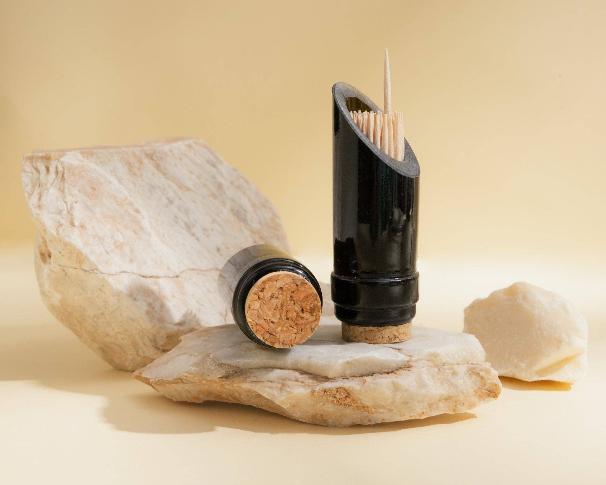 Amarzo – wholesale Dekorativt bordsobjekt – Miljövänlig tandpetarhållare i återvunnen glas från Amarzo1