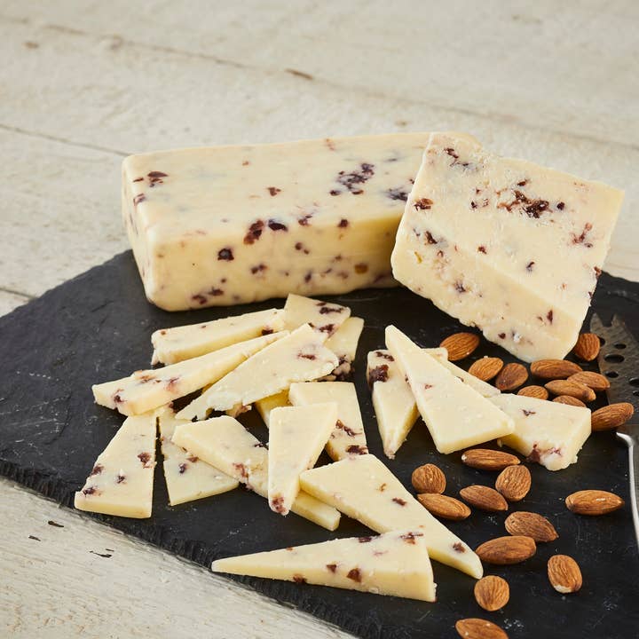 Cheddar infusé aux canneberges pour la vente par Keystone Cheese