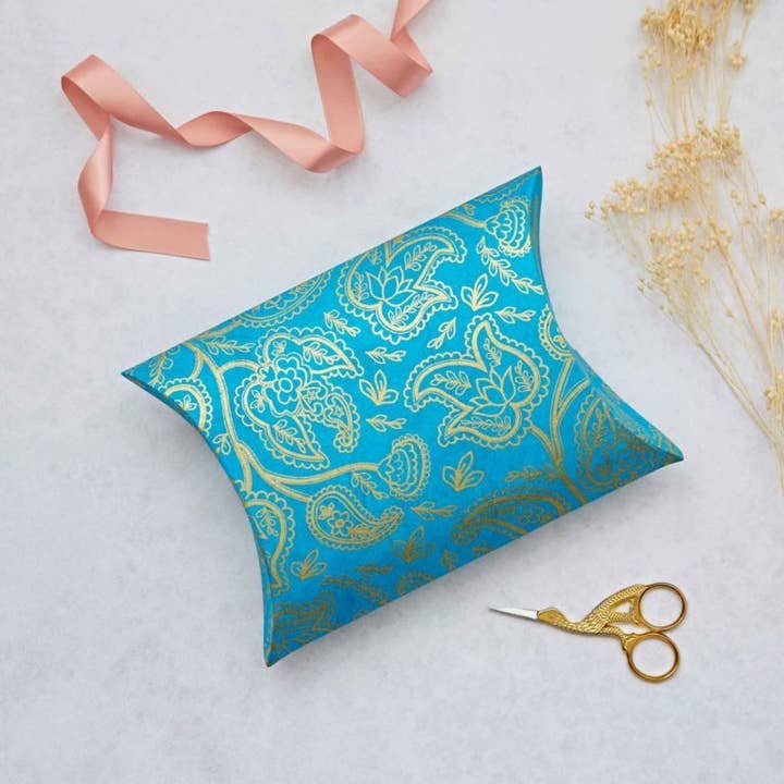 The Paper High Gift Company Limited - Vendita all'ingrosso Confezioni regalo - Confezione regalo Paisley Lokta in stile cuscino, vari colori