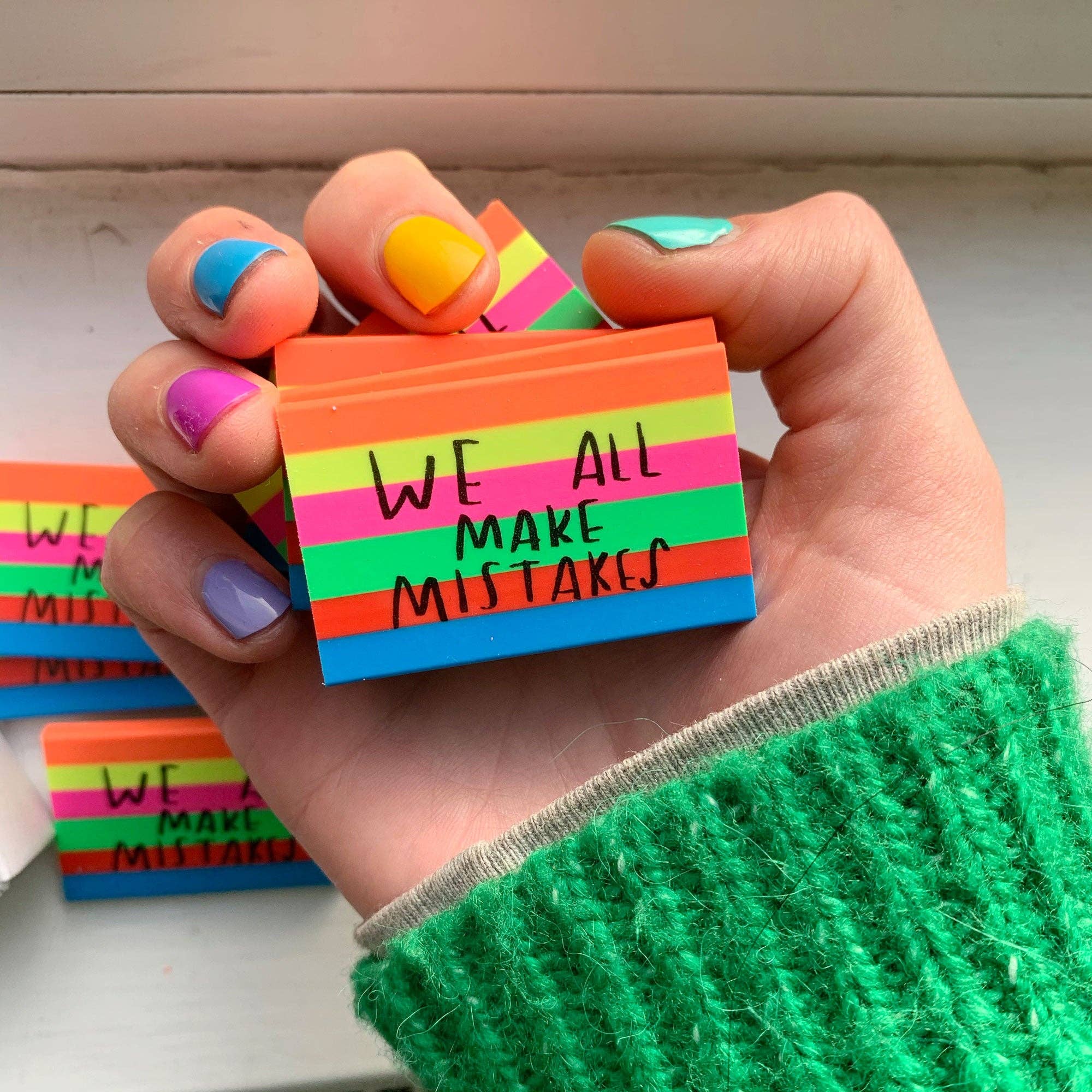 Nicola Rowlands - Wholesale Gum - Gum met regenboogkleur en tekst 'We all make mistakes'3