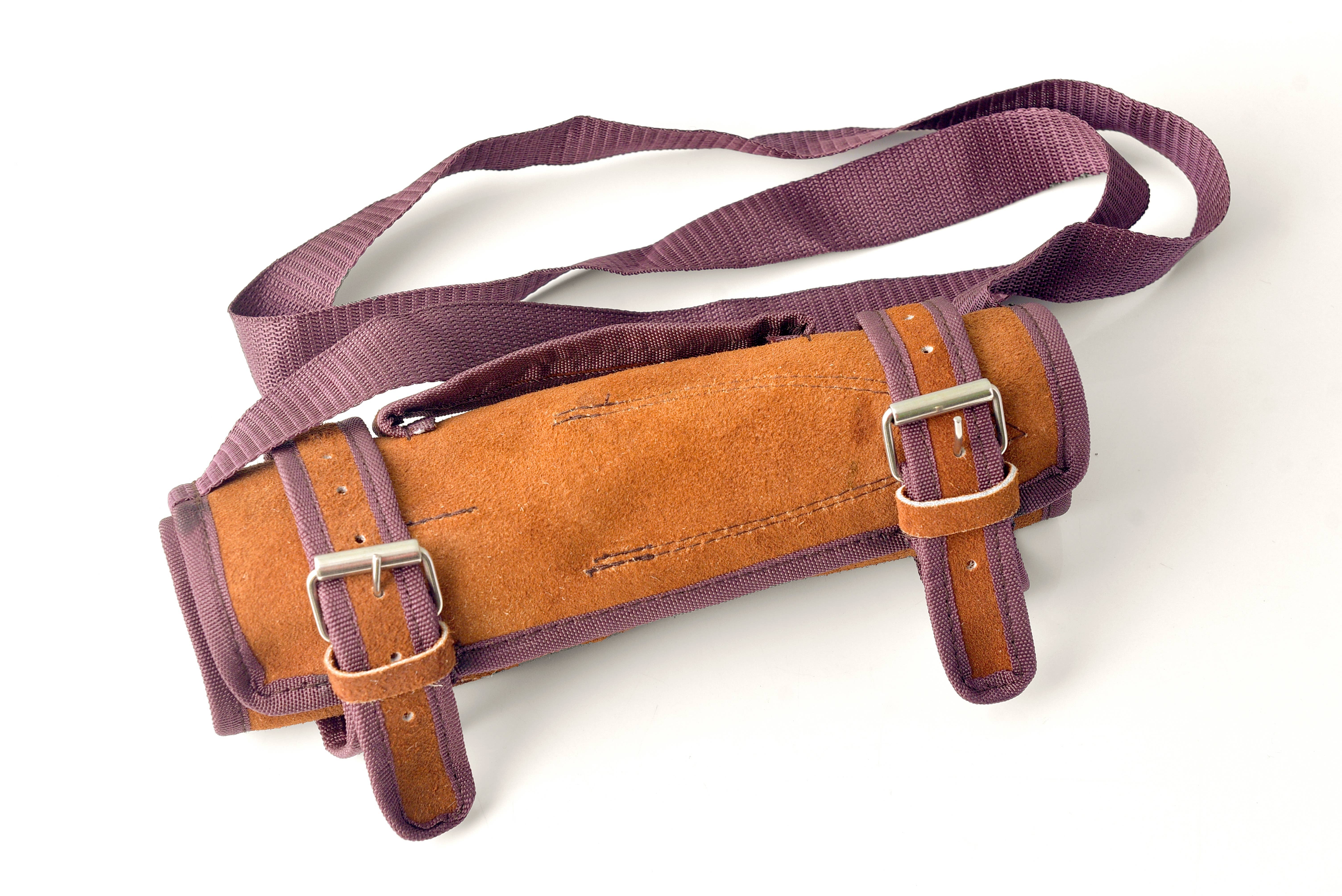 Titan International - Wholesale Messenset - 4-delige keukenset, leren tas - handgrepen van walnoot- en olijfhout4