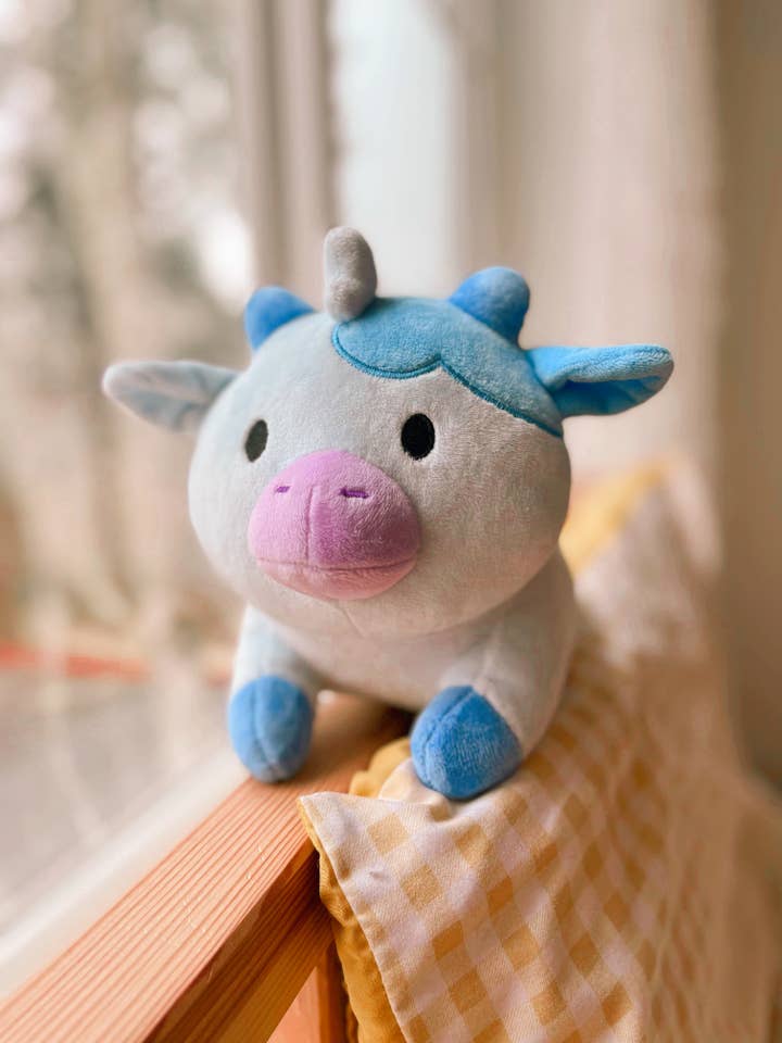 Millie la Mucca di Peluche Mirtillo per la vendita all'ingrosso da parte di Planet Bunnie