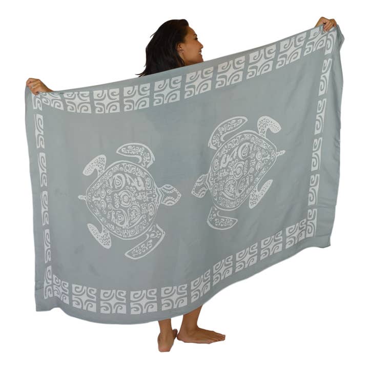 Turtle Boarder Sarong - Grå Pareo Stranddække med Spænde for engroshandel hos Island Style Clothing Co by Akamai Distribution Ltd