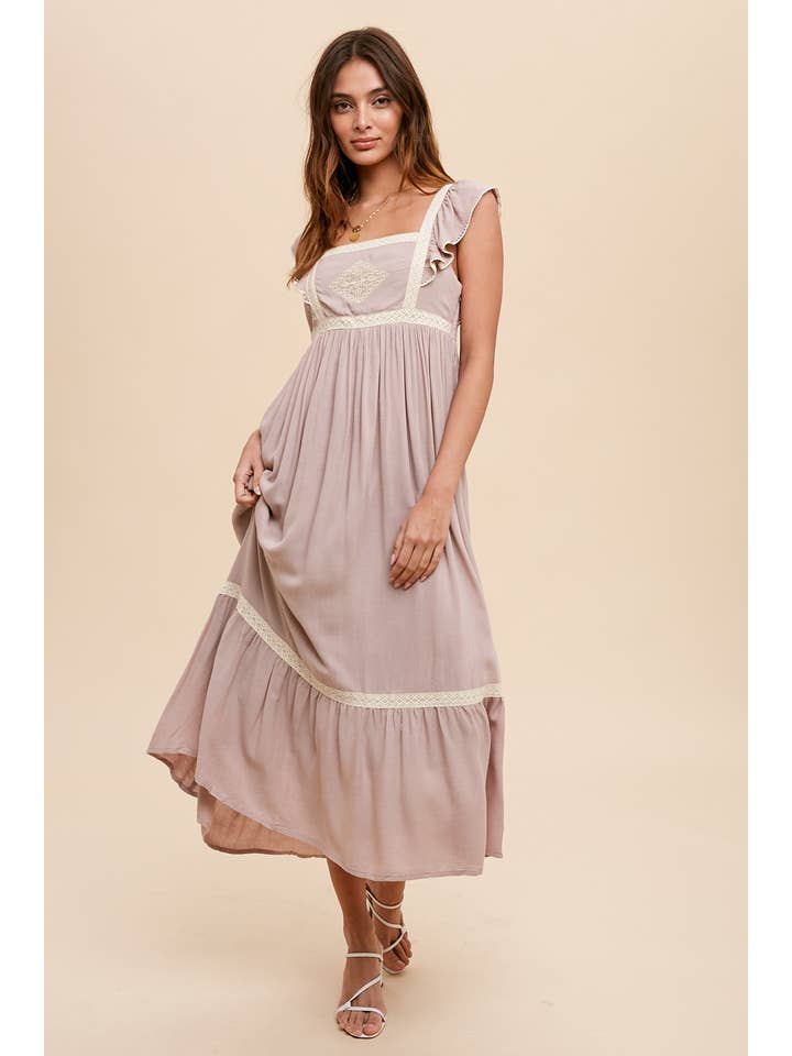 In Loom – Vestido - Mulher por atacado – Vestido avental com bordado e acabamento em renda1