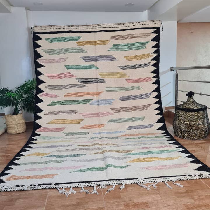 TAPPETI MAROCCHINI 100% FATTI A MANO 200 - 300 cm nr 1015 per la vendita all'ingrosso da parte di Maroccarpets Poufs and pillows wholesale +31648976894