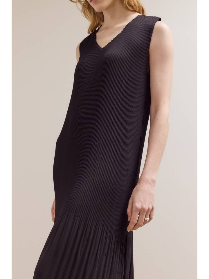 Black 61205 - WRINKLED PLEAT SLEEVELESS MAXI DRESS for wholesale on Faire