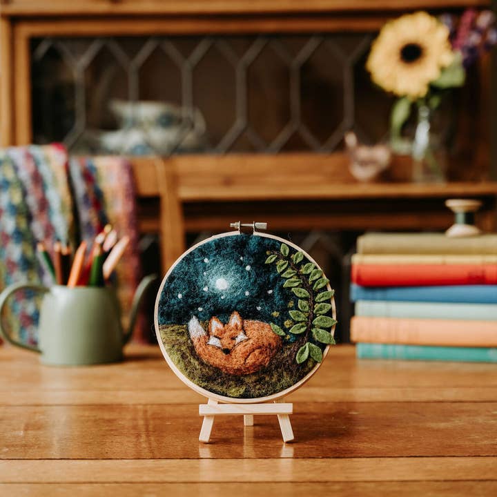 The Crafty Kit Company - Vente Kits de couture - Peindre avec de la laine : kit de bricolage en feutre Sleepy Fox in a Hoop Needle