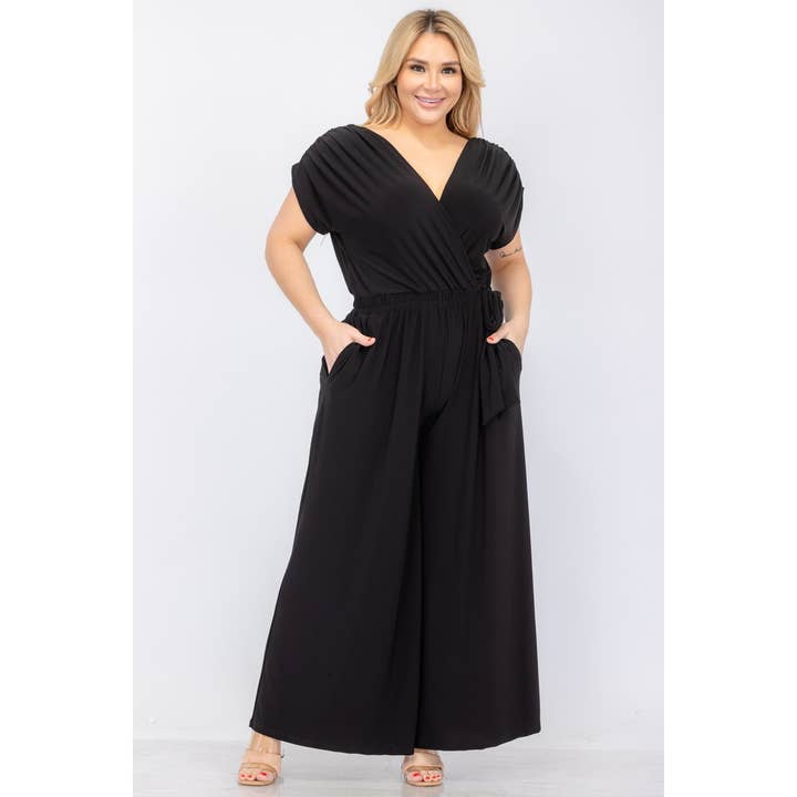 PLUS SIZE SURPLICE JUMPSUIT MIT GERAFFTER SCHULTER UND WEITEM BEIN für den Großhandel von Curve Market