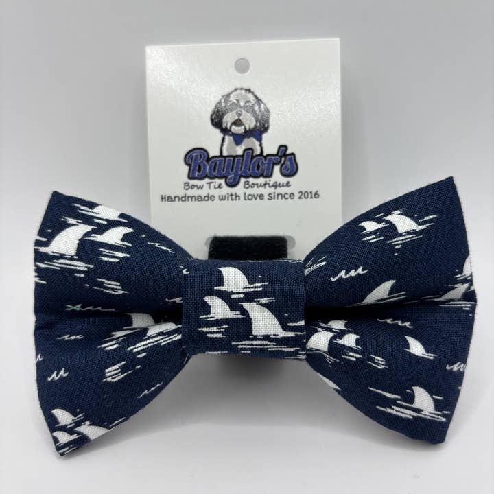 Nœud papillon pour chien à nageoires de requin, nœud papillon de fête pour chien pour la vente par Baylor's Bow Ties