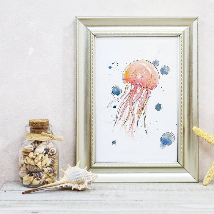 Impression Aquarelle de Méduse : Art Nautique Côtier pour la vente par Jenna Smith