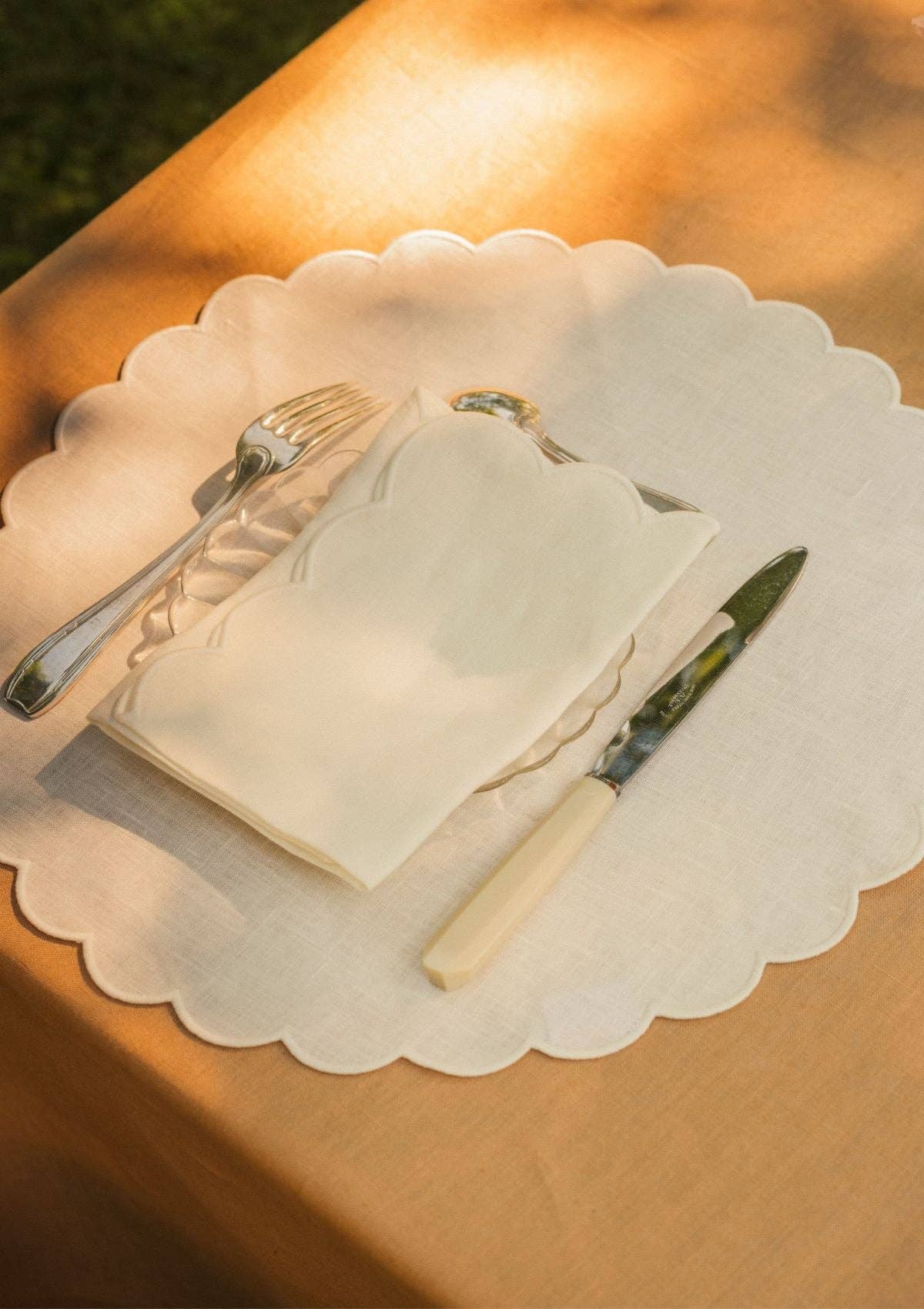 Scalloped white linen napkins (set of 2) for wholesale on Faire0