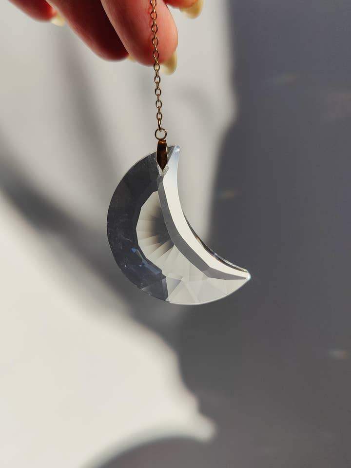 Suncatcher Krystal Måne | Unik solfanger prisme for engroshandel hos Atelier Intuitive