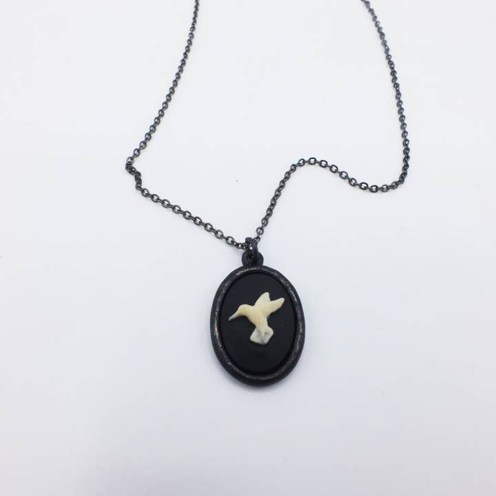 Collier Camée Petit Colibri Ivoire pour la vente par Fizz
