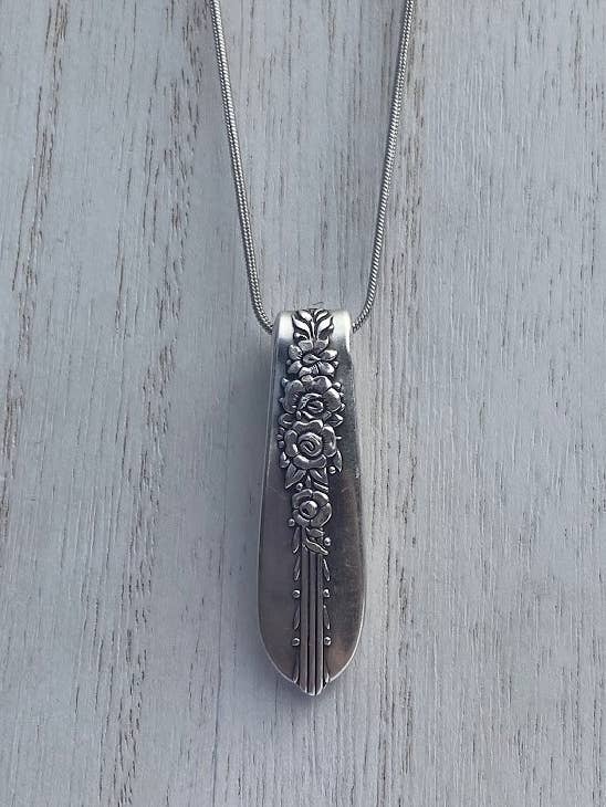 Collier Royal Rose pour la vente par Fly Me To The Spoon