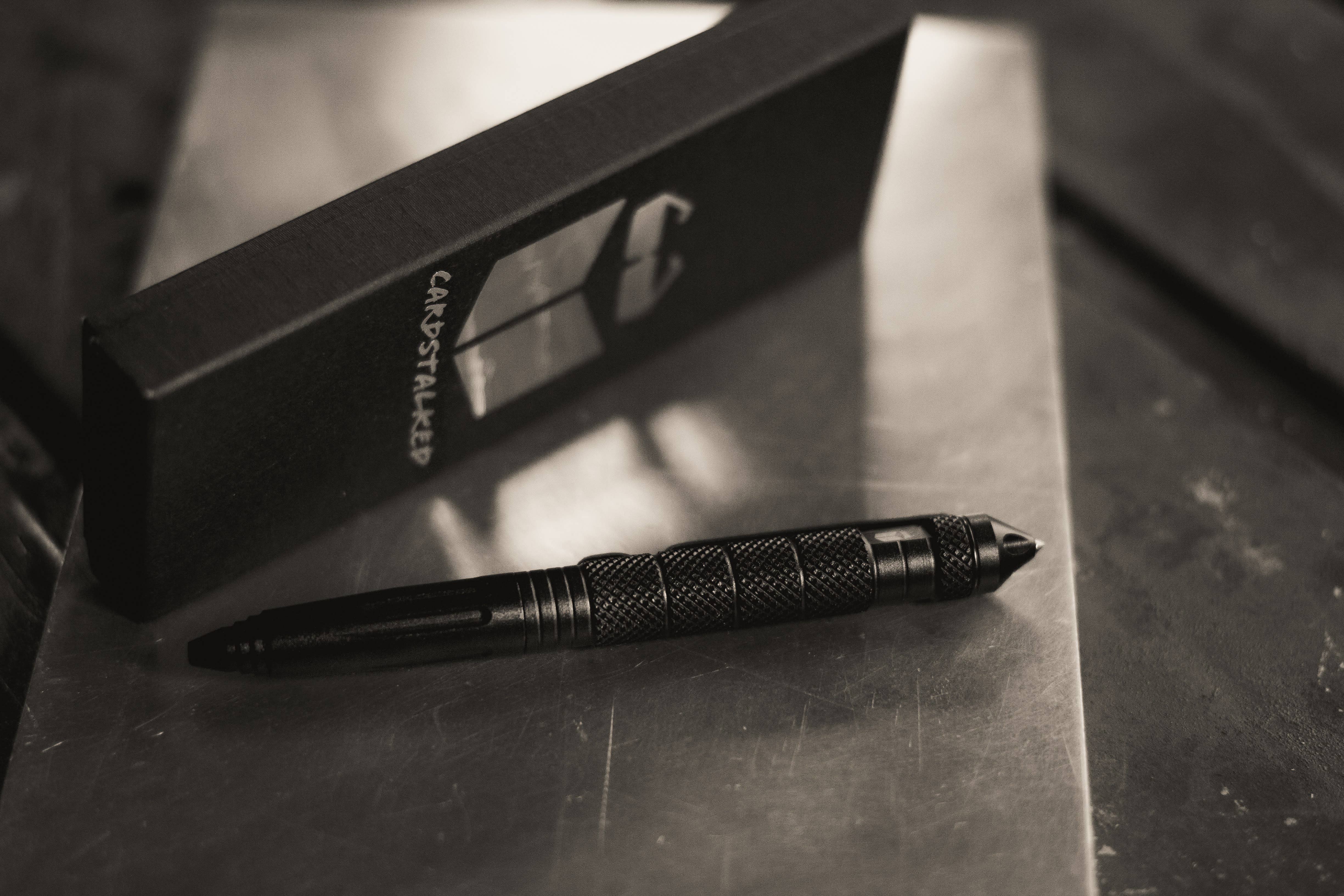 Cardstalked - Wholesale Pen - Tactische reddingspen. Aluminium pen met glasbreker.1