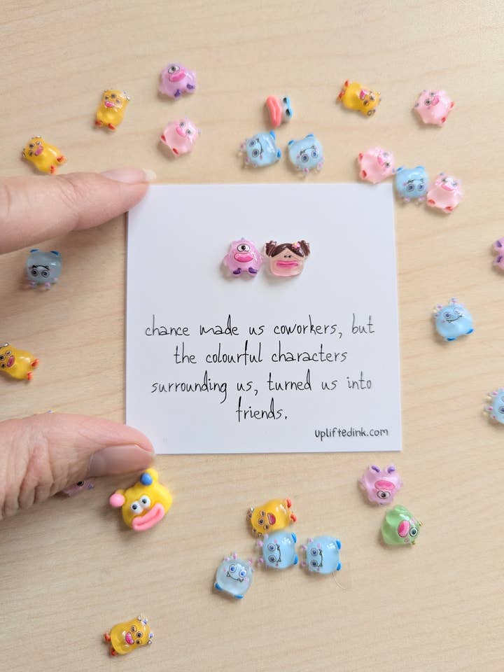 Carte BFF de collègue avec 2 mini figurines et message personnalisé pour la vente par Uplifted Ink