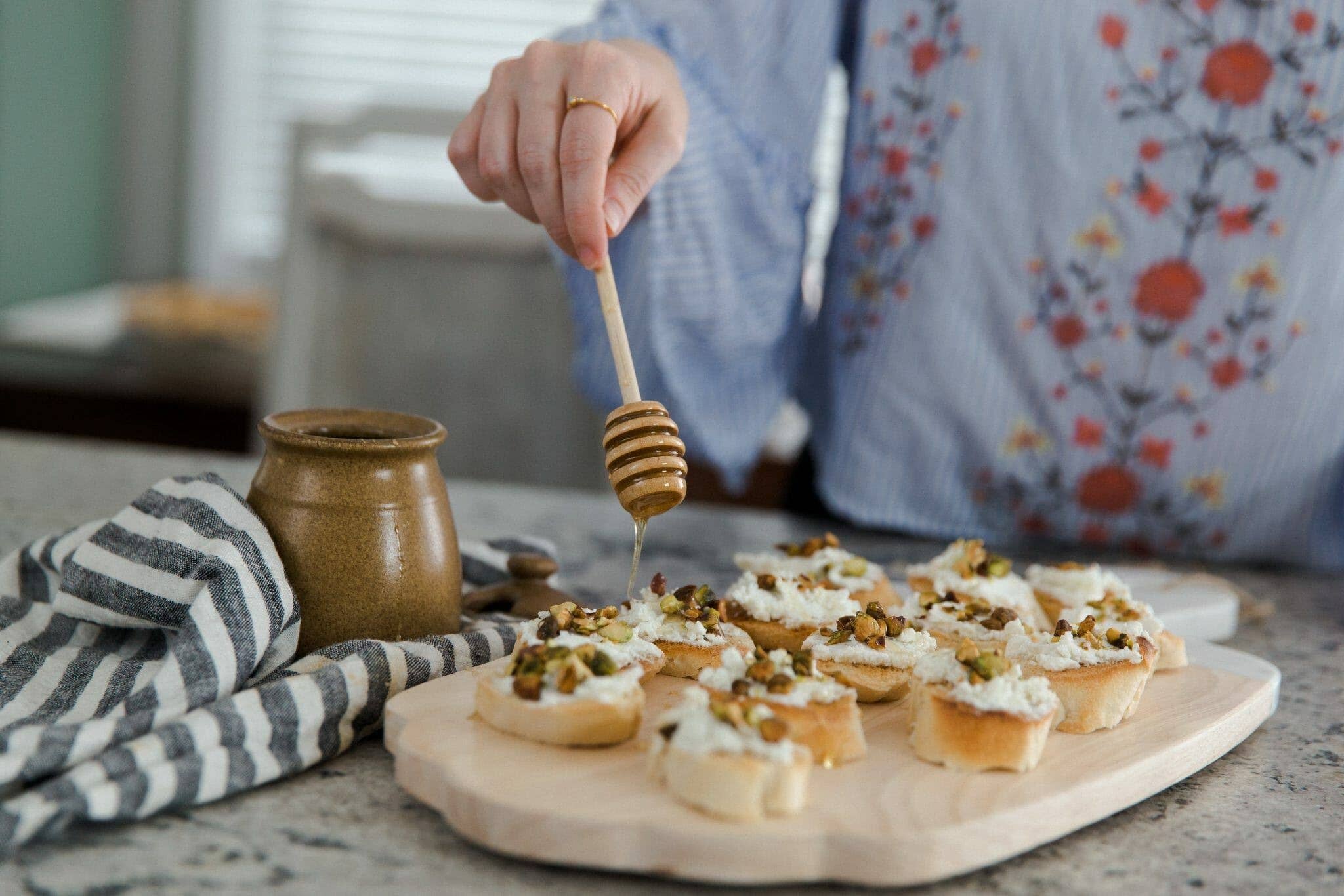 Emerson Creek Pottery – wholesale Honungskruka – Honungsburk med träpinne från Emerson Creek Pottery14