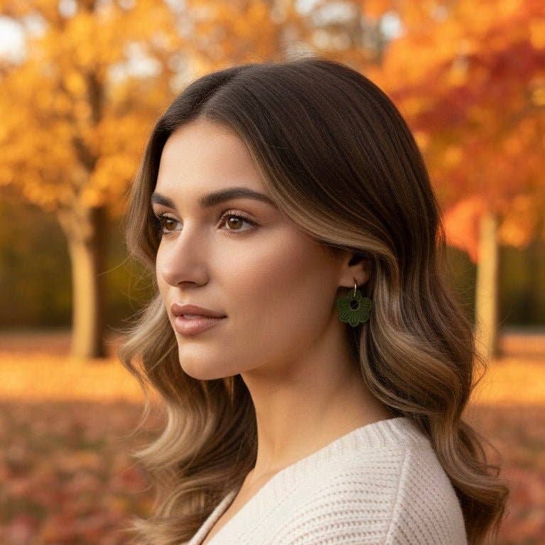 DUESTELLE ITALIA - Wholesale Dangle Earrings - Amaia - Hoop earrings with 18K gold-plated flower charm5