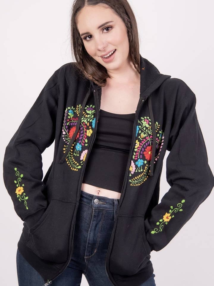 Sweat à capuche zippé brodé floral fait main mexicain noir pour la vente par Cielito Lindo