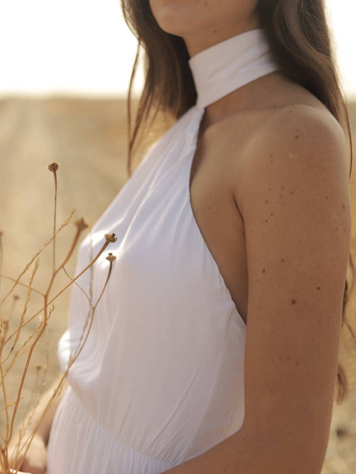 Abito lungo bianco a collo halter Julietta per la vendita all'ingrosso da parte di Bombon Spain - MIlagros Pedregal