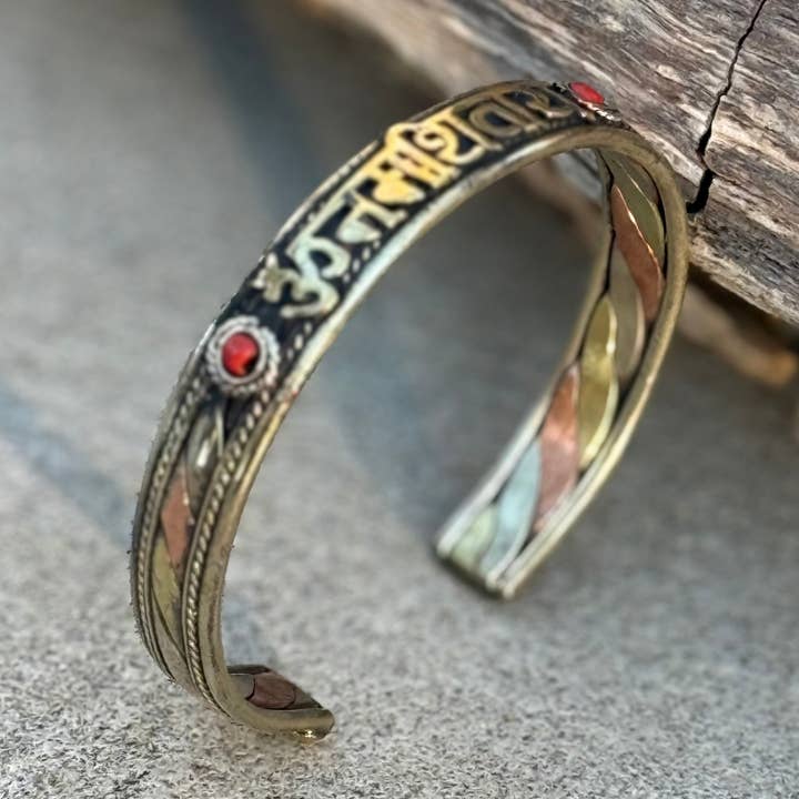 Lungta Imports – Engroshandel Manchetarmbånd – 3 Metaller Medicin "Om Namah Shivaya" Armbånd - Håndlavet i Nepal