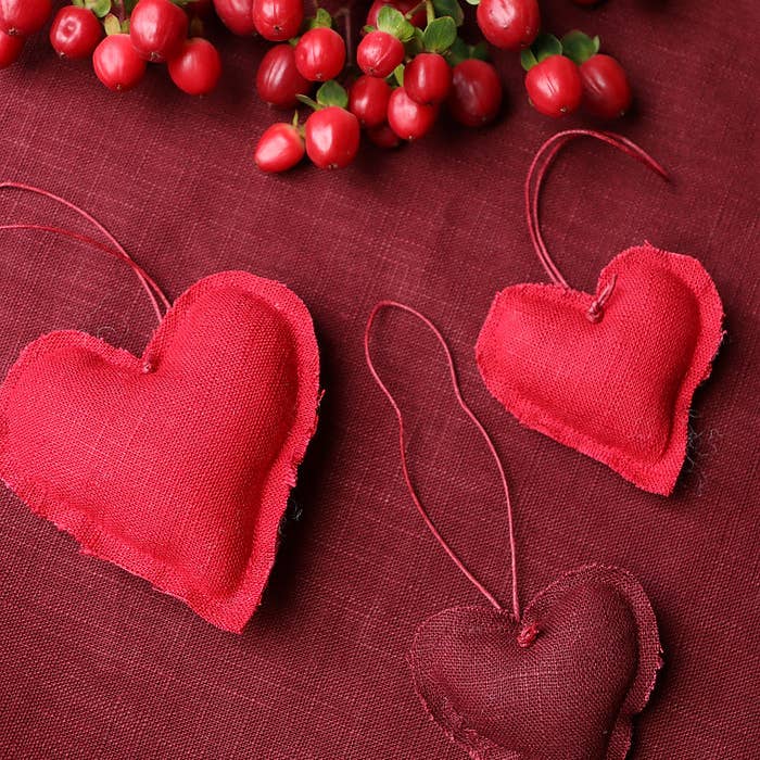 Mignon heart decoration in pure linen for wholesale by Giardino Segreto