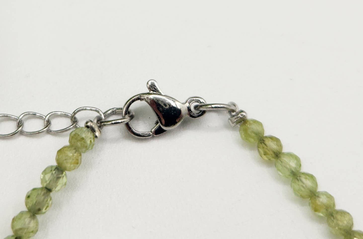 Meraki Gemstones – Engroshandel Perlearmbånd – Facetteret peridotarmbånd med 3 mm perler og sølvfarvet lukning3